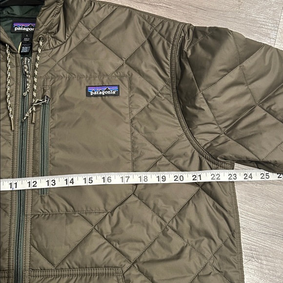 PATAGONIA | Women's Diamond Quilted Bomber Hoody - Picture 10 of 12